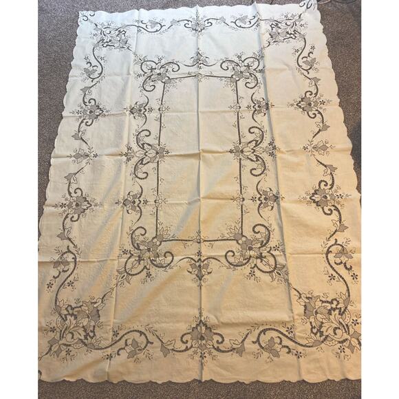Vintage Tablecloth Cutwork Floral Scalloped Linen 47”x66” & 10 Napkins 10” - Picture 5 of 11
